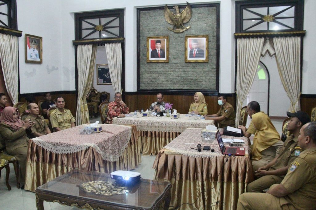 Rapat rencana kembangkan budi daya ayam petelur bersama Pjj Bupati OKU H Teddy Meilwansyah SSTP MM MPd. foto dokumen Prokopim