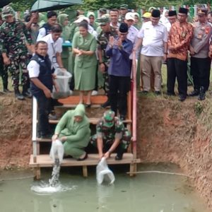 Pangdam II/Sriwijaya Mayjen Yanuar Adil bersama Pj Bupati OKU H Teddy Meilwansayah SSTP MM MPd menebar bibit ikan di kolam demplot ikan gabus Desa Martajaya Kecamatan Lubukraja. Kanalberita.id / Edo