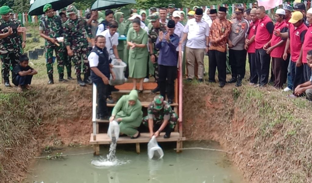 Pangdam II/Sriwijaya Mayjen Yanuar Adil bersama Pj Bupati OKU H Teddy Meilwansayah SSTP MM MPd menebar bibit ikan di kolam demplot ikan gabus Desa Martajaya Kecamatan Lubukraja. Kanalberita.id / Edo