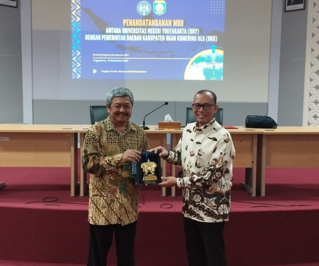 Pj Bupati OKU H Teddy Meilwansyah SSTP MM MPd dan Rektor UNY Prof Dr Sumaryanto Mkes AIFO (Ahli Ilmu Faal Olahraga) tanda-tangani MoU. Foto dokumen Prokopim OKU.