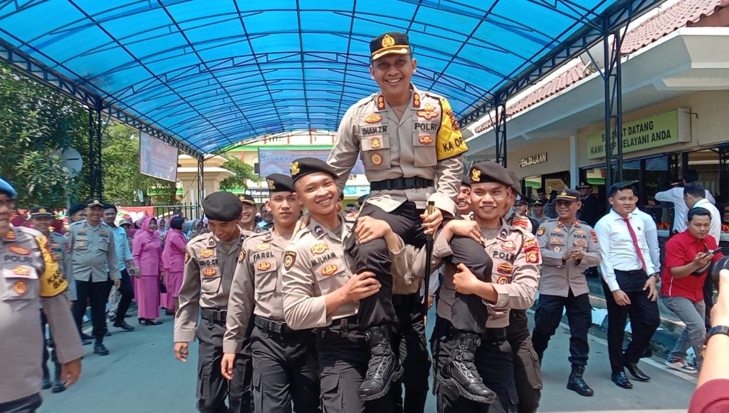 Tradisi menyambut Kapolres baru, AKBP Imam Zamroni SIK MH didukung diatas pundak puluhan anggota Polres OKU memasuki Mapolres OKU Senin (8/1/2024) siang. Kanalberita.id / Edo