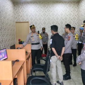 Kapolres OKU AKBP Imam Zamroni SIK, MH. melakukan pengecekan Gedung Pelayanan SPKT (Sentra Pelayanan Kepolisian Terpadu) Polres OKU. foto dokumen polisi