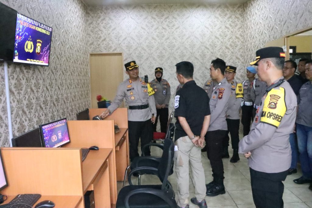 Kapolres OKU AKBP Imam Zamroni SIK, MH. melakukan pengecekan Gedung Pelayanan SPKT (Sentra Pelayanan Kepolisian Terpadu) Polres OKU. foto dokumen polisi