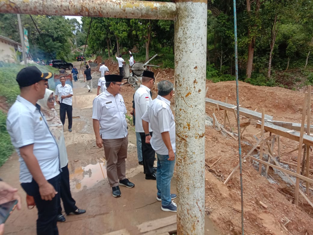 Pj Bupati OKU Teddy Meilwansyah SSTP MM MPd didampingi Kabid Binamarga PU PR, Ardiyansyah Danial ST saat melihat jembatan yang sudah dipondasikan di Desa Rantau Kumpai Kecamatan Sosoh Buay Rayap OKU. Kanalberita.id