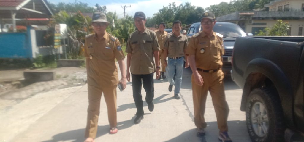 PJ Bupati OKU H Teddy Meilwansyah SSTP MM MPd didampingi kadin PUPR Ir H Ulia Mahdi MM saat meninjau jalan cor di Desa Lubuk Banjar Kecamatan Lubukraja. Kanalberita.id