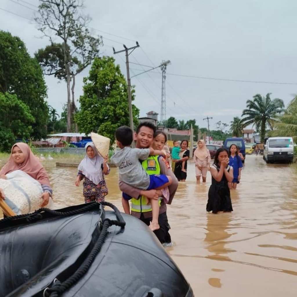 Kapolda sumsel merespon cepat bantu korban banjir Muratara, Bukti Polri Hadir Ditengah Masyarakat. Foto dokumen Humas polda Sumsel