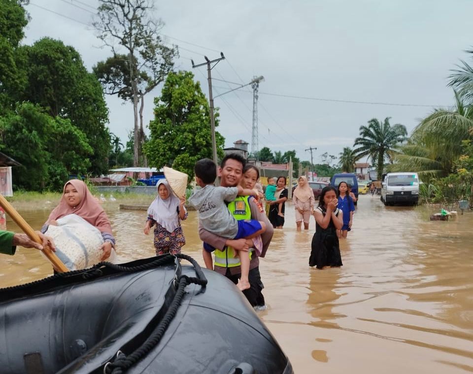 Kapolda sumsel merespon cepat bantu korban banjir Muratara, Bukti Polri Hadir Ditengah Masyarakat. Foto dokumen Humas polda Sumsel