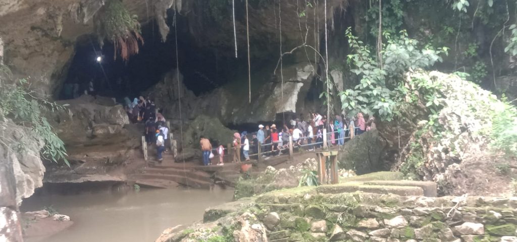 Pengunjung Gua Putri berwisata di hari libur tahun baru 2024. Foto Kanalberita.id / Edo