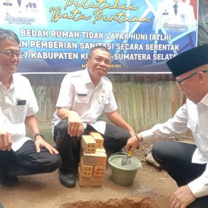 Pj Bupati OKU H Teddy Meilwansyah SSTP MM MPd melakukan peletakan batu pertama pembangunan Bedah Rumah Tidak Layak Huni (RTLH) di Jalan Rajawali II RT 6 RW 2 Kelurahan Sekarjaya Kecamatan Baturaja Timur Kabupaten OKU Rabu (21/2/2024). Kanalberita.id / Edo