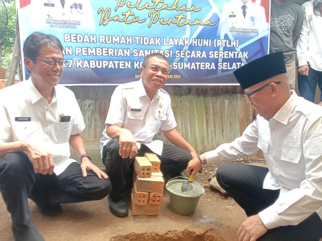 Pj Bupati OKU H Teddy Meilwansyah SSTP MM MPd melakukan peletakan batu pertama pembangunan Bedah Rumah Tidak Layak Huni (RTLH) di Jalan Rajawali II RT 6 RW 2 Kelurahan Sekarjaya Kecamatan Baturaja Timur Kabupaten OKU Rabu (21/2/2024). Kanalberita.id / Edo