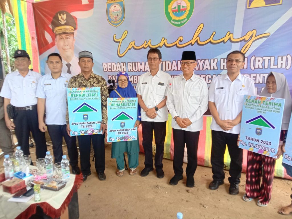 Pj Bupati OKU H Teddy Meilwansyah SSTP MM MPd didampingi Kepala Dinas PUPR OKU Ir H Uliah Mahdi MM menyerahkan bantuan 100 unit sanitasi kepada 100 keluarga yang tersebar di OKU. Foto Kanalberita.id / Edo