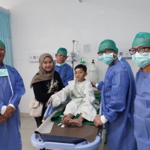 Penjabat Bupati OKU H Teddy Meilwansyah SSTP MM MPd hadiri langsung operasi gratis bibir sumbing. Foto dokumen Prokopim OKU