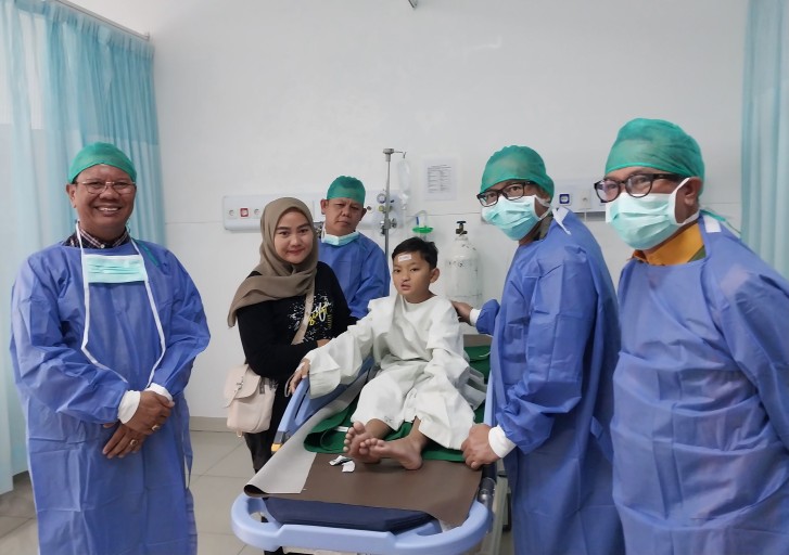 Penjabat Bupati OKU H Teddy Meilwansyah SSTP MM MPd hadiri langsung operasi gratis bibir sumbing. Foto dokumen Prokopim OKU