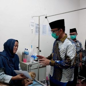 Penjabat Bupati OKU H Teddy Meilwansyah SSTP MM MPd akan memfasilitasi Liliyasari (36) ibu muda penderita kanker payudara berobat ke rumah sakit di Palembang. Foto dokumen Frokopim Setda OKU