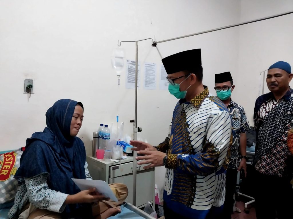 Penjabat Bupati OKU H Teddy Meilwansyah SSTP MM MPd akan memfasilitasi Liliyasari (36) ibu muda penderita kanker payudara berobat ke rumah sakit di Palembang. Foto dokumen Frokopim Setda OKU