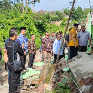 Pj Bupati OKU yang juga Ketua IKA SMAN I OKU meninjau pagar sekolah yang roboh. Foto dokumen prokpim Setda OKU