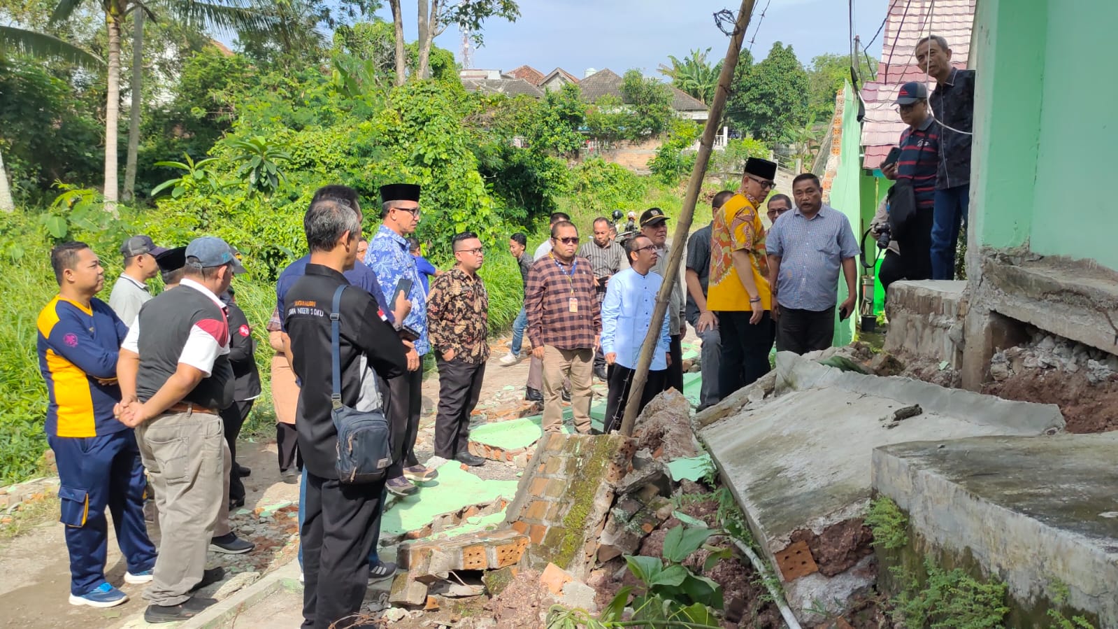 Pj Bupati OKU yang juga Ketua IKA SMAN I OKU meninjau pagar sekolah yang roboh. Foto dokumen prokpim Setda OKU