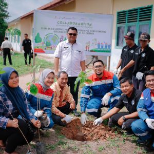 Gerakan Kolaborasi Penanaman Pohon (Collaboration Action for Nation) PHE Ogan Komering bersama Rotary Club Palembang menanam 500 bibit area Desa Makartitama Kecamatan Peninjauan dan SMP Negeri 29 OKU. Foto dokumen PHE OK.