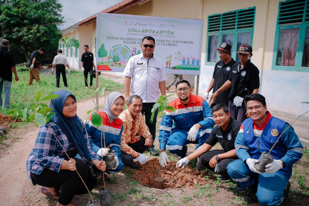 Gerakan Kolaborasi Penanaman Pohon (Collaboration Action for Nation) PHE Ogan Komering bersama Rotary Club Palembang menanam 500 bibit area Desa Makartitama Kecamatan Peninjauan dan SMP Negeri 29 OKU. Foto dokumen PHE OK.