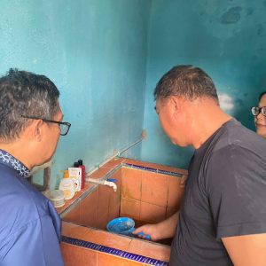 Gercep (Gerak Cepat) yang dilakukan Dirut Perumda Air Minum Tirta Raja OKU Drs Bertho Darmo Poedjo Asmanto MBA CIM (berkacamata) tanggapi keluhan pelanggan di RSS Baturaja PDAM Permai. Foto dokumen Tirta Raja