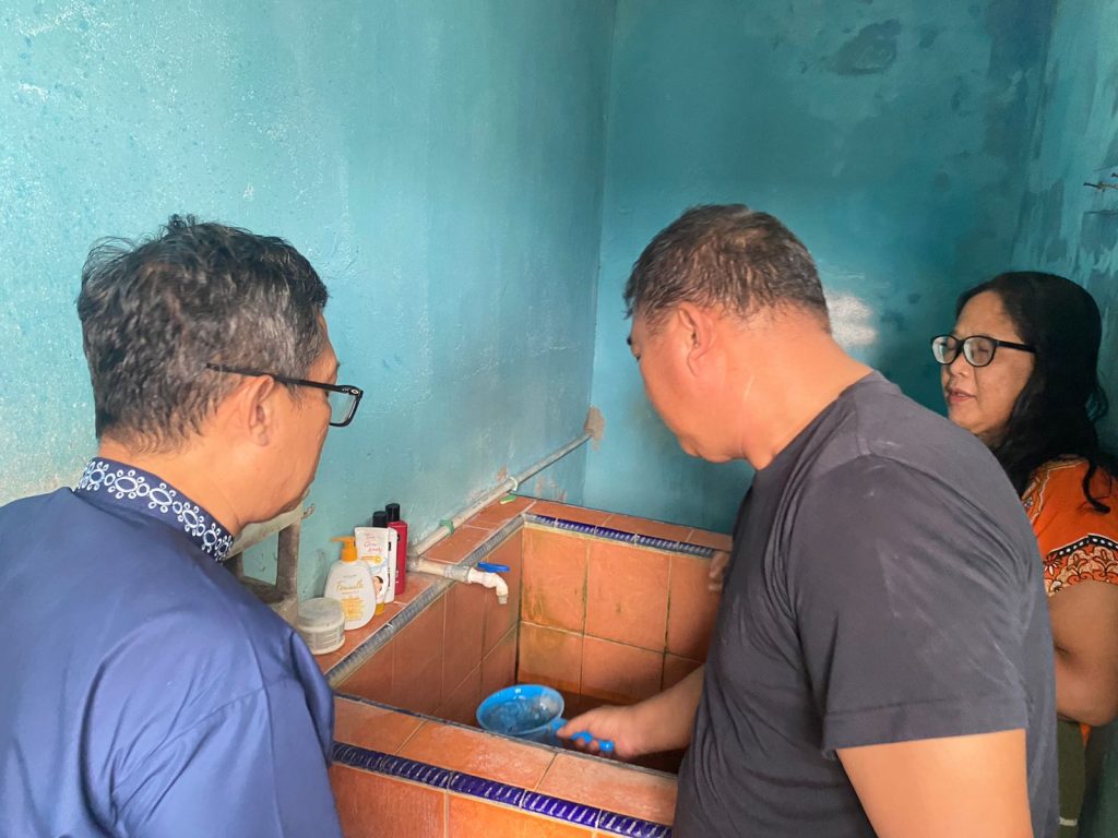 Gercep (Gerak Cepat) yang dilakukan Dirut Perumda Air Minum Tirta Raja OKU Drs Bertho Darmo Poedjo Asmanto MBA CIM (berkacamata) tanggapi keluhan pelanggan di RSS Baturaja PDAM Permai. Foto dokumen Tirta Raja