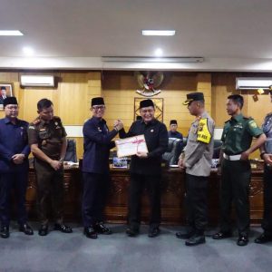 Penjabat Bupati OKU Teddy Meilwansyah SSTP MM MPd menyampaikan Laporan Keterangan Pertanggung Jawaban (LKPJ) Bupati OKU Tahun 2023. Foto dokumen Prokopim Setda OKU