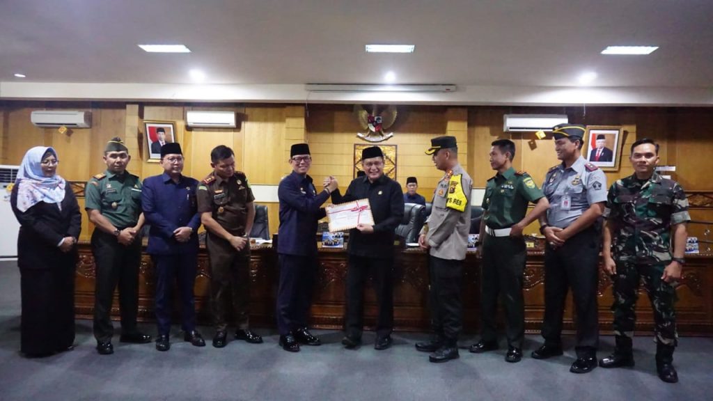 Penjabat Bupati OKU Teddy Meilwansyah SSTP MM MPd menyampaikan Laporan Keterangan Pertanggung Jawaban (LKPJ) Bupati OKU Tahun 2023. Foto dokumen Prokopim Setda OKU