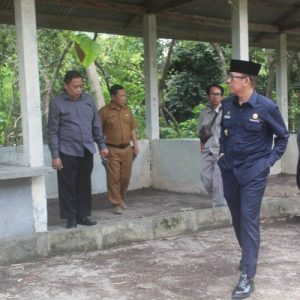 Pj Bupati OKU Teddy Meilwansyah SSTP MM MPd dan pejabat terkai saat meninjau Pasar Induk Batu Kuning. foto dokumen Prokopim Setda OKU.