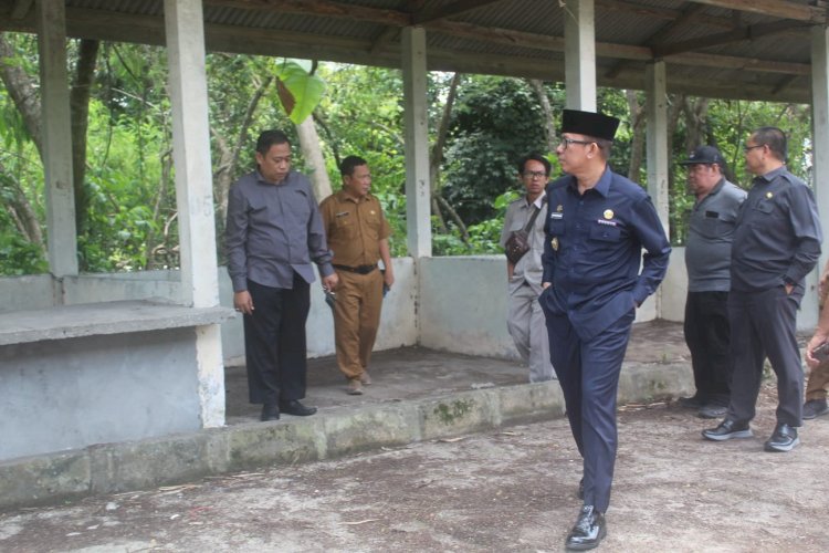 Pj Bupati OKU Teddy Meilwansyah SSTP MM MPd dan pejabat terkai saat meninjau Pasar Induk Batu Kuning. foto dokumen Prokopim Setda OKU.