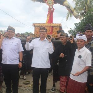 Pj Bupati Kabupaten Ogan Komering Ulu H H Tedy Meilwansyah SSTP MM MPd di perayaan Agama Hindu Desa Panai Makmur Kecamatan Semidangaji. foto dokumen prokopim setda OKU