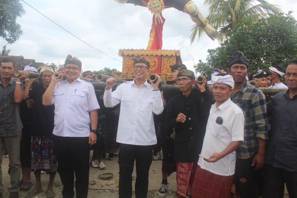 Pj Bupati Kabupaten Ogan Komering Ulu H H Tedy Meilwansyah SSTP MM MPd di perayaan Agama Hindu Desa Panai Makmur Kecamatan Semidangaji. foto dokumen prokopim setda OKU