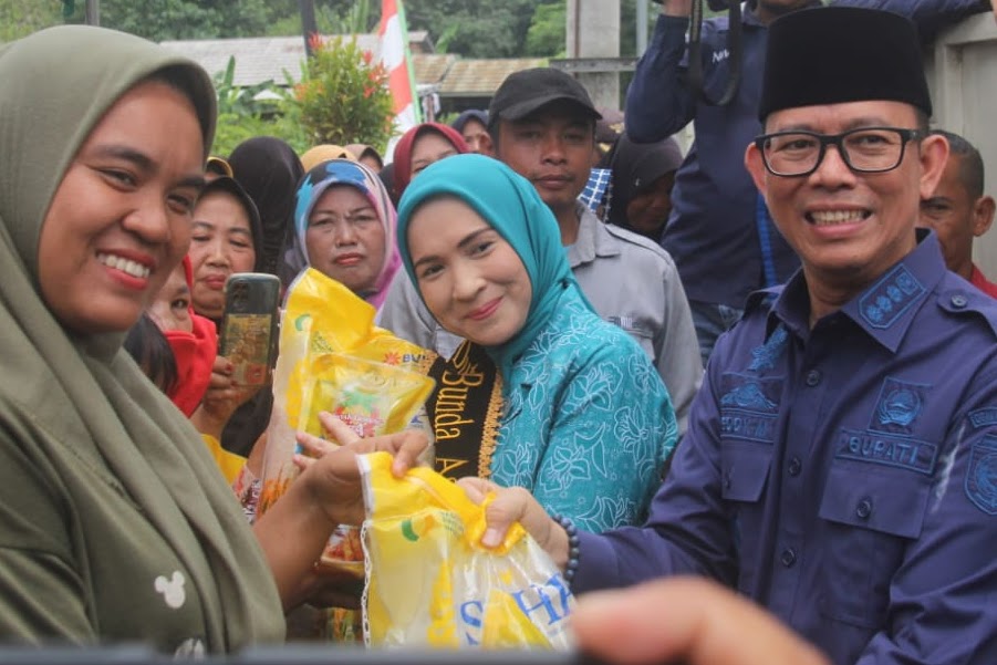 Pasar murah prorgam Pemkab OKU dibuka oleh Pj Bupati OKU H Teddy Meilwansayah. Foto dokumen Prokopim OKU