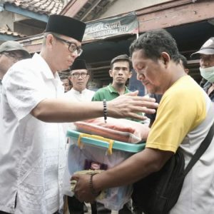 Penjabat Bupati OKU H Teddy Meilwansyah SSTP MM MPd dan rombongan saat meninjau rumah terbakar di Dusun Baturaja Kecamatan Baturaja Timur, foto dokumen Prokopim OKU.