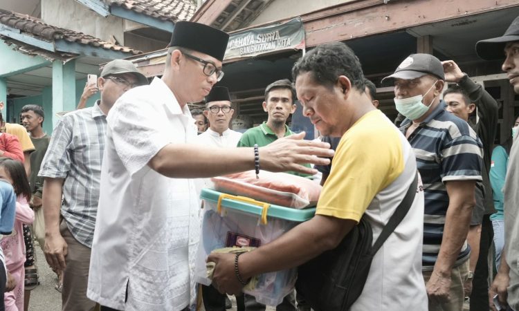 Penjabat Bupati OKU H Teddy Meilwansyah SSTP MM MPd dan rombongan saat meninjau rumah terbakar di Dusun Baturaja Kecamatan Baturaja Timur, foto dokumen Prokopim OKU.