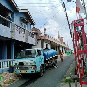 Mobil tanki milik Perumda Tirta Raja sedang menyuplai kebutuhan air bersih di mushollah Talang Jawa, karena PDAM sedang ada perbaikan. Foto dokumen Perumda Tirta Raja OKU.