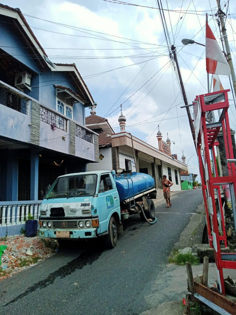 Mobil tanki milik Perumda Tirta Raja sedang menyuplai kebutuhan air bersih di mushollah Talang Jawa, karena PDAM sedang ada perbaikan. Foto dokumen Perumda Tirta Raja OKU.