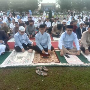 Penjabat Bupati OKU H Teddy Meilwansyah SSTP MM MPd bersama Forkopimda dan OPD melaksanakan Sholat Idul Fitri di Taman Kota Baturaja. Kanalberita.id / Edo