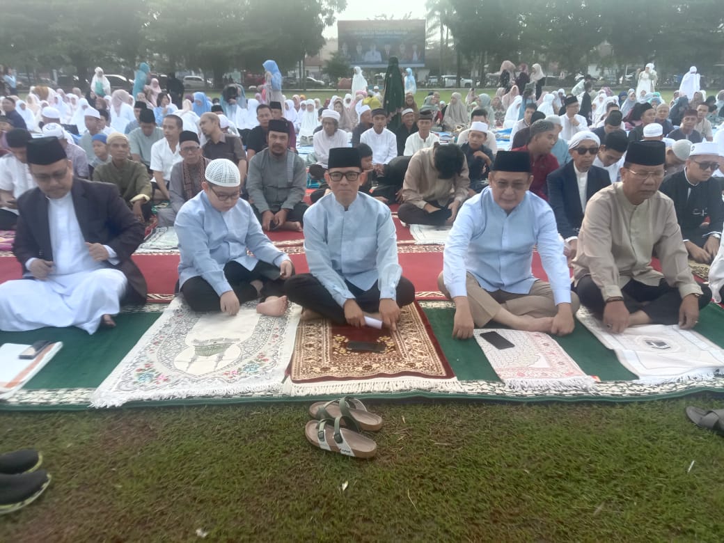 Penjabat Bupati OKU H Teddy Meilwansyah SSTP MM MPd bersama Forkopimda dan OPD melaksanakan Sholat Idul Fitri di Taman Kota Baturaja. Kanalberita.id / Edo