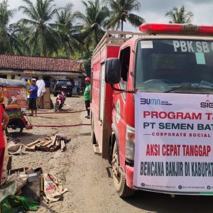 PT Semen Baturaja Tbk (SMBR) distribusikan bantuan berupa air bersih ke warga yang terdampak Banjir di Baturaja. Foto dokumen SMBR