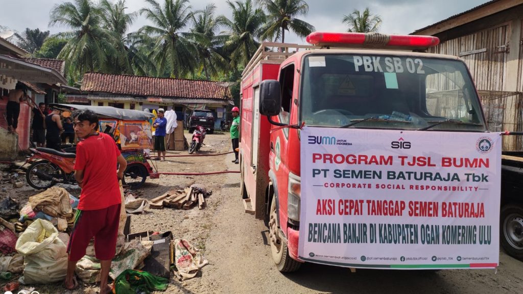 PT Semen Baturaja Tbk (SMBR) distribusikan bantuan berupa air bersih ke warga yang terdampak Banjir di Baturaja. Foto dokumen SMBR