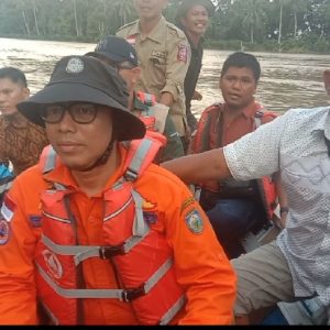 Pj Bupati OKU H Teddy Meilwansyah Dan rombongan naik perahu sampai meninjau warga terisolir banjir di Lubuk Kemiling. Kanalberita.id / Edo