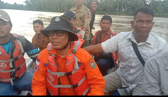 Pj Bupati OKU H Teddy Meilwansyah Dan rombongan naik perahu sampai meninjau warga terisolir banjir di Lubuk Kemiling. Kanalberita.id / Edo