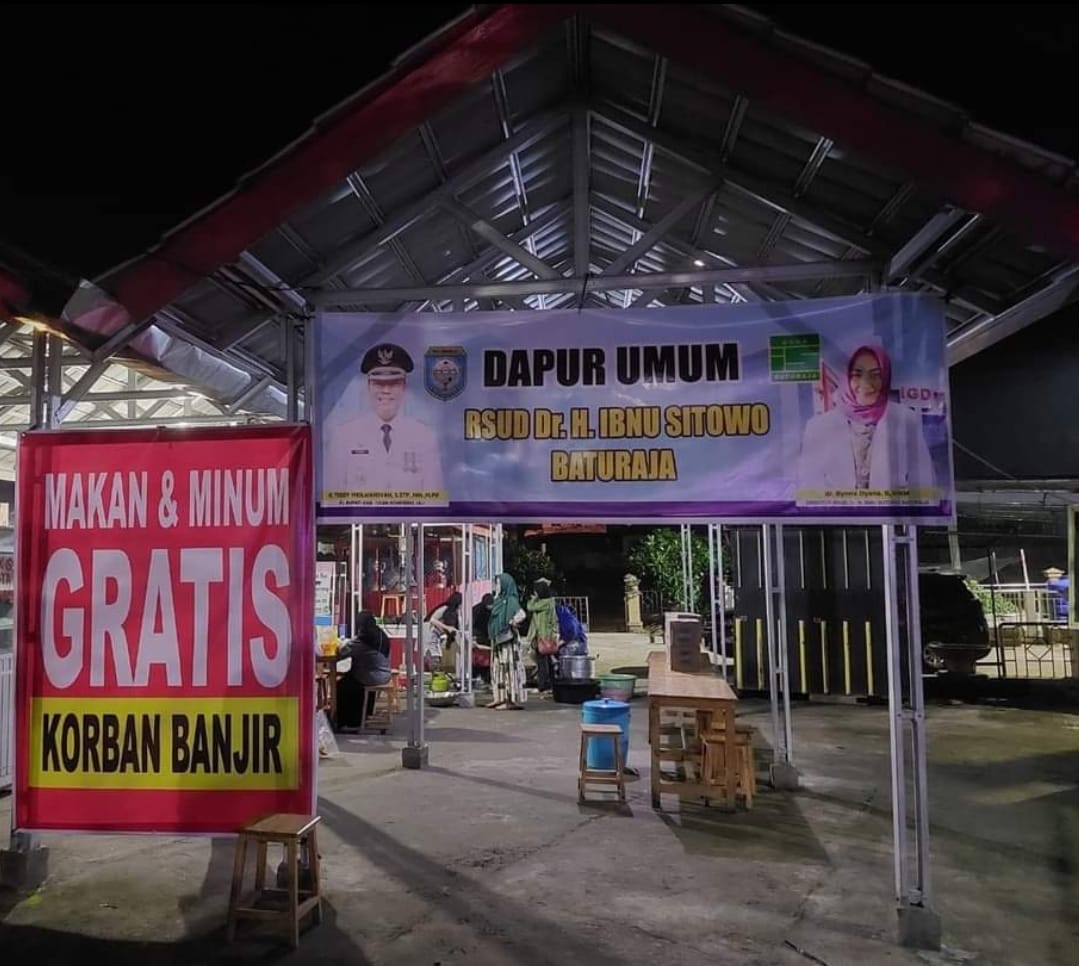 Dapur umum RSUD dr Ibnu Sutowo Baturaja untuk korban bencana banjir di Kota Baturaja. foto dokumen Dirut RSUd dr Ibnu sutowo Baturaja.