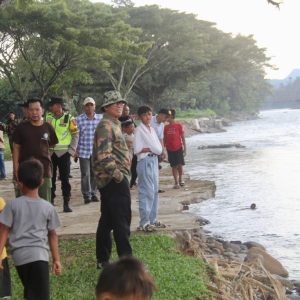 Penjabat Bupati OKUH Teddy Meilwansyah, SSTP MM M.Pd segera akan perbaiki talud Sungai Ogan di di Desa Karang Lantang, Kecamatan Muara Jaya yang jebol dihantam banjir. Foto dokumen Prokopim Setda OKU.