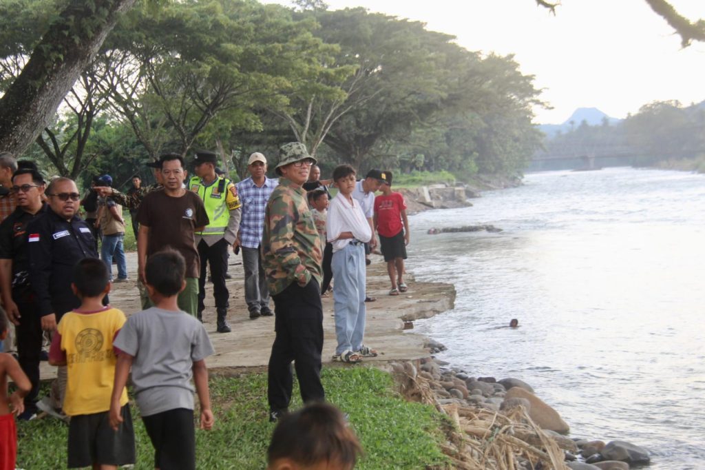 Penjabat Bupati OKUH Teddy Meilwansyah, SSTP MM M.Pd segera akan perbaiki talud Sungai Ogan di di Desa Karang Lantang, Kecamatan Muara Jaya yang jebol dihantam banjir. Foto dokumen Prokopim Setda OKU.