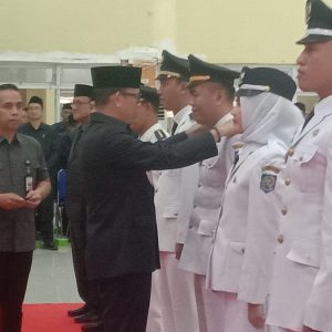 Penjabat Bupati OKU H Teddy Meilwansyah SSTP MM MPd melantik dan mengambil sumpah pejabat pada Jabatan Tinggi Pratama, Administrator, Pengawas, Fungsional dan Jabatan Fungsional Tertentu di Lingkungan Pemkab OKU. Kanalberita.id / Edo