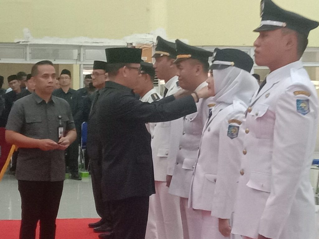 Penjabat Bupati OKU H Teddy Meilwansyah SSTP MM MPd melantik dan mengambil sumpah pejabat pada Jabatan Tinggi Pratama, Administrator, Pengawas, Fungsional dan Jabatan Fungsional Tertentu di Lingkungan Pemkab OKU. Kanalberita.id / Edo