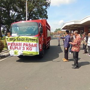 Pj Bupati OKU H Teddy Meilwansyah SSTP MM Mpd melapas peluncuran operasi gas elpiji 3 kg untuk mayarakat terdampak banjir di OKU. Kanalberita.id / Edo