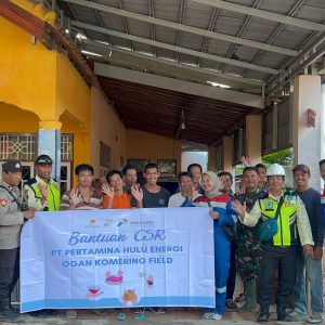 PHE OK memberikan bantuan kepada masyarakat yang terdampak banjir. Foto dokumen PHE OK