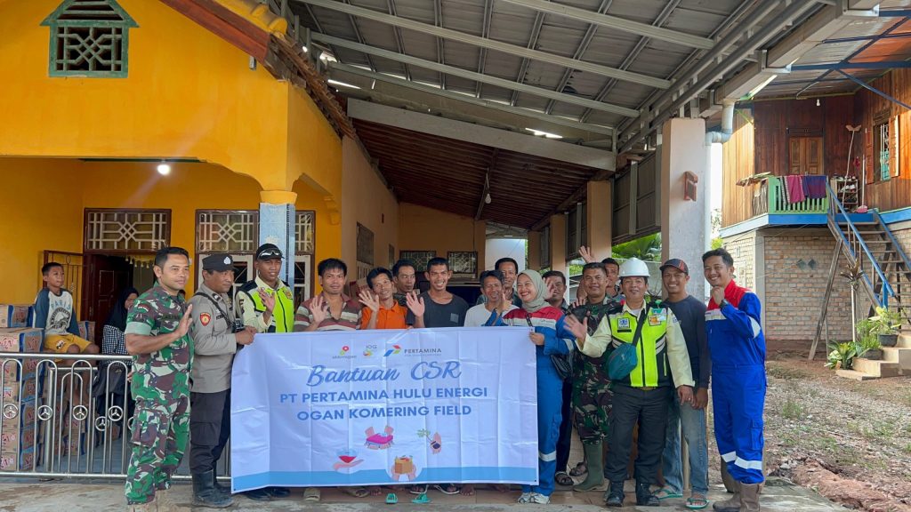 PHE OK memberikan bantuan kepada masyarakat yang terdampak banjir. Foto dokumen PHE OK